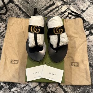 GUCCI Leather thong sandal with Double G